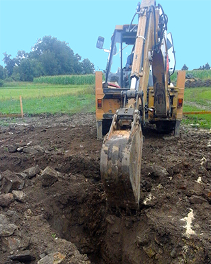 Pásový bagr provádí výkop