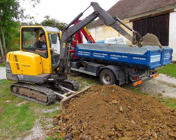 Nákládka pásovým bagrem