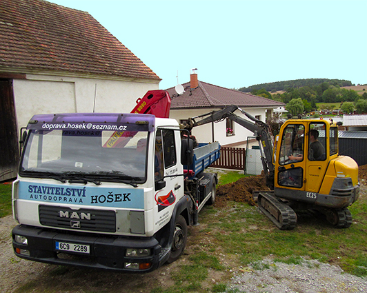 Pásový bagr a nákladní automobil