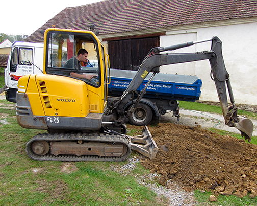 Nákládka pásovým bagrem