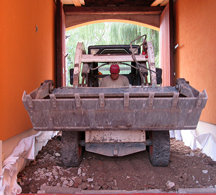 Smykový nakladač v akci