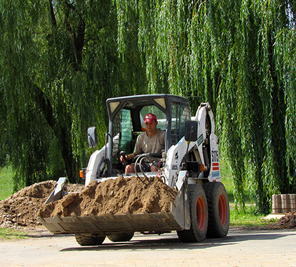 Smykový nakladač v akci