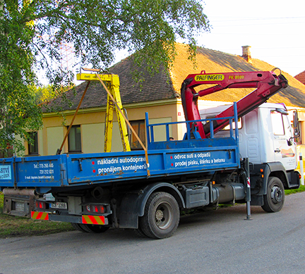 Náklaďák s Kontejnerem, hydraulickou rukou a zdviží na palety