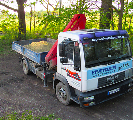 Náklaďák s Kontejnerem a hydraulickou rukou