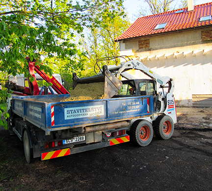Náklaďák s Kontejnerem a hydraulickou rukou