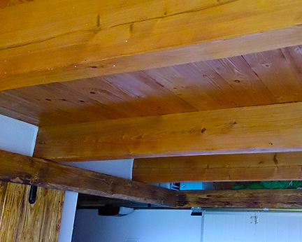 Dřevěný postaru dělaný strop