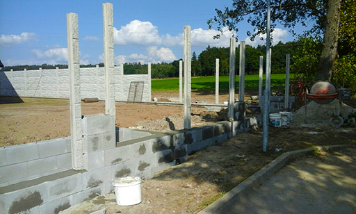 Úpravy terénu, stavba zděné podsady oplocení