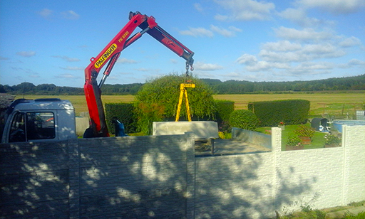 Pokládka okrasných panelů na plot