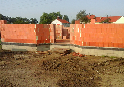 Základy + hrubá stavba